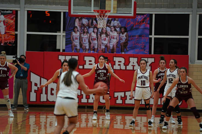 mathis-london-girls-basketball-playoffs00001